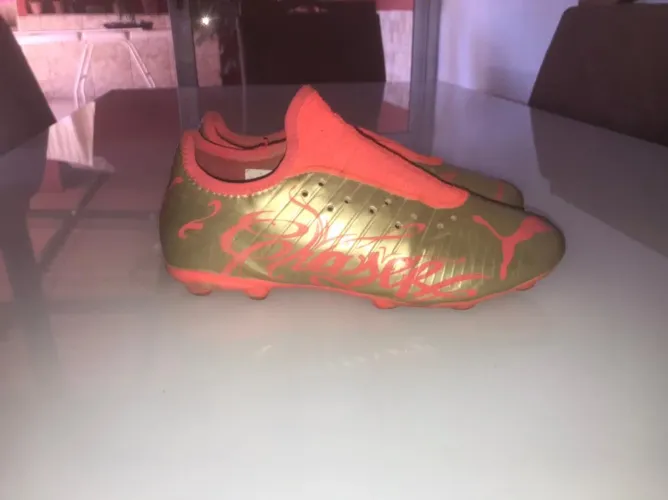 Chuteira puma do Neymar tamanho 39 original pra sair rápido 