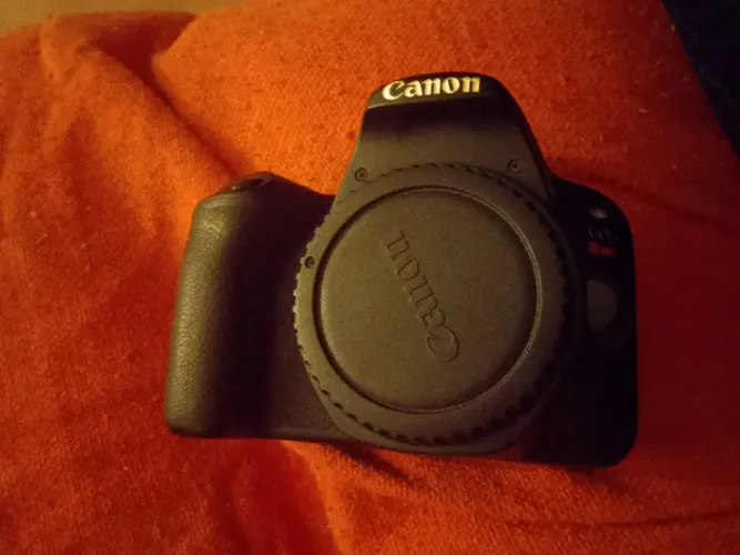 Vendo Câmera EOS Rebel T7+ com Lente EF-S 18-55mm IS II