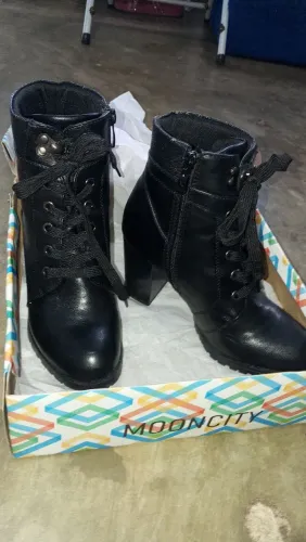 Bota cano curto N 35