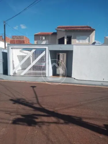 SOBRADO COM 3 DORMITÓRIOS E GARAGEM COBERTA