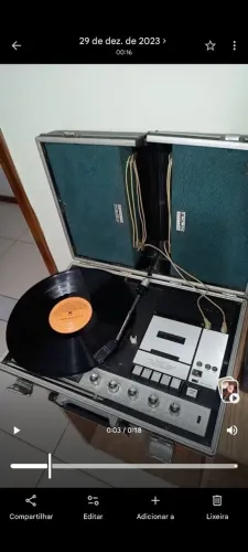 Vitrola, disco , rádio,toca fitacasset, microfone.