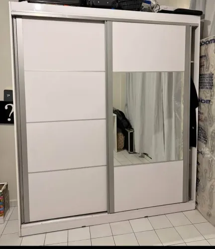 Vendo guarda-roupa bem conservado