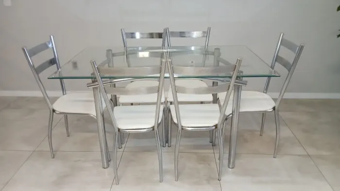 Vendo mesa com 6 cadeiras 