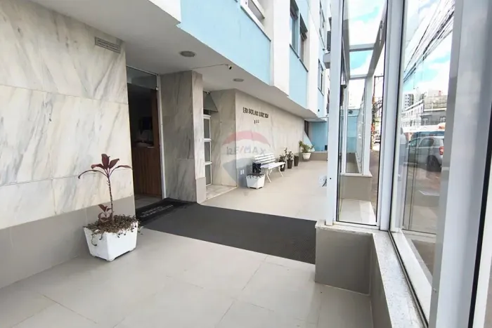 Apartamento quarto e sala iluminado e arejado rua plana no centro de Juiz de Fora