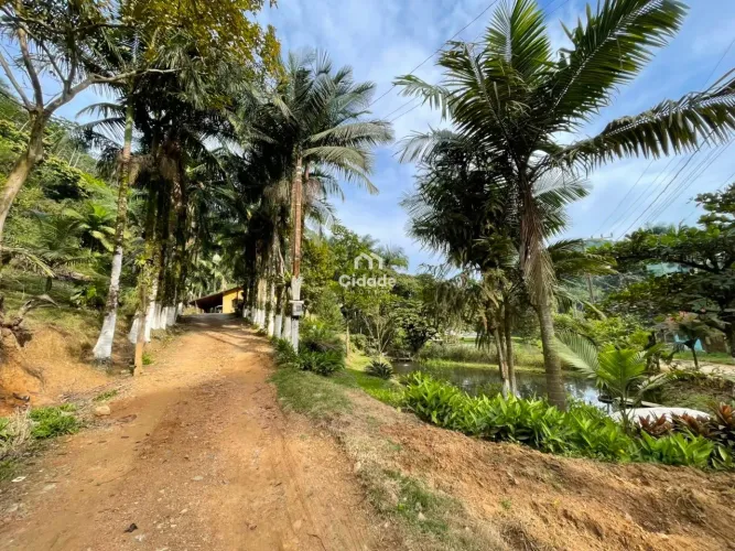 Casa para locação na Barra do Rio Cerro - Conforto, espaço e área de festas completa