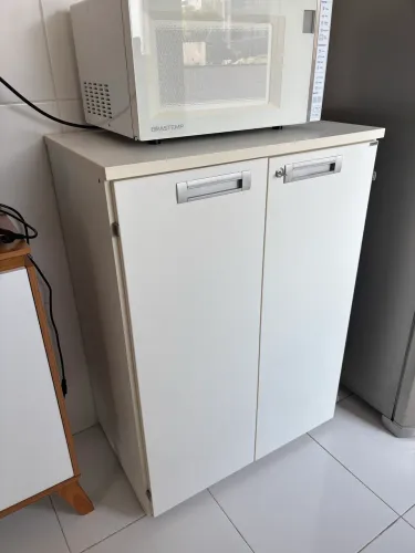 Armário multiuso branco com 4 prateleiras