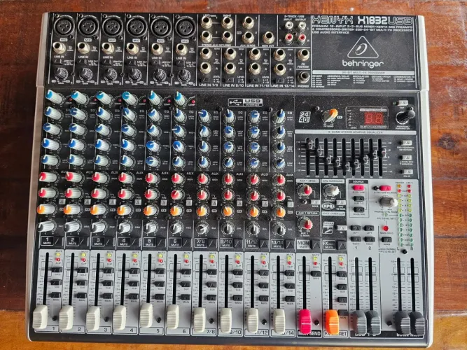 Behringer X1832USB Xenyx - Mesa de Som Profissional USB