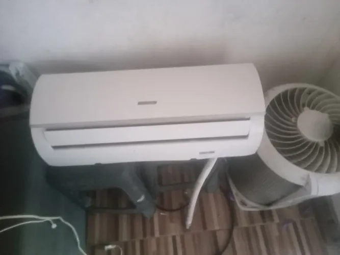 Vendo central de ar inverter semi nova 900