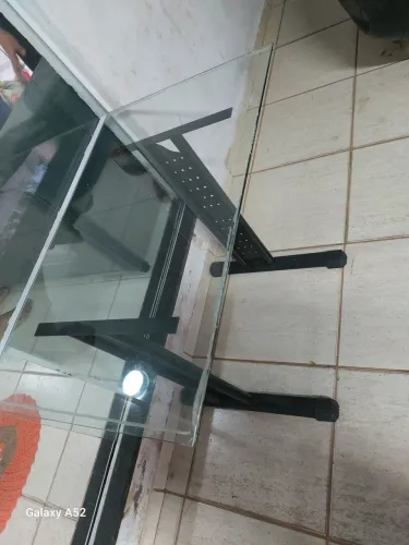 Mesa de vidro temperado quadrada pequena com estrutura de metálica