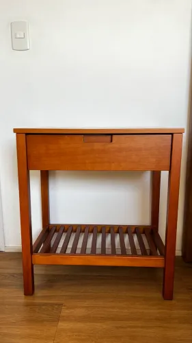Mesa de cabeceira em madeira Tok Stok