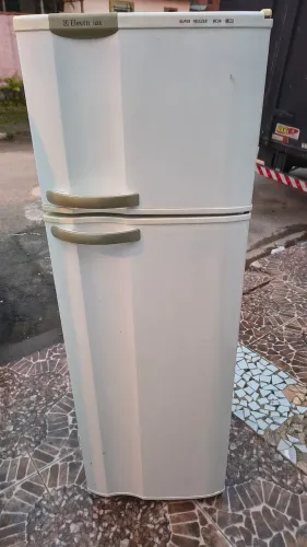 Geladeira Electrolux 220volts 330l Funcionando perfeitamente ( entrego)