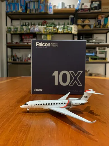 Miniatura Dassault Falcon 10X 1/200
