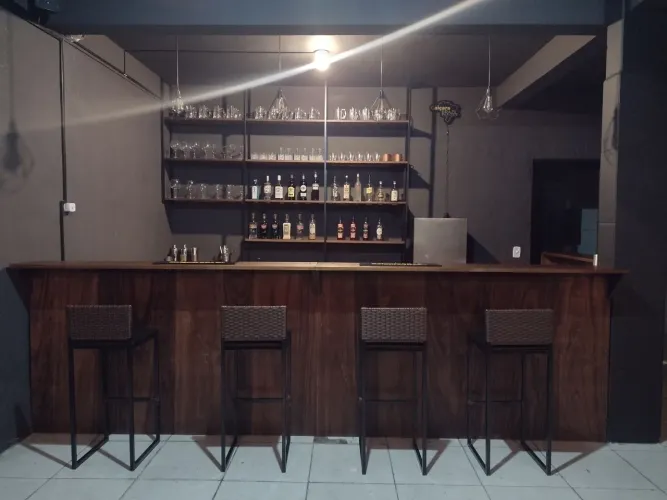 Balcão para bar + prateleiras de madeira de demolição 