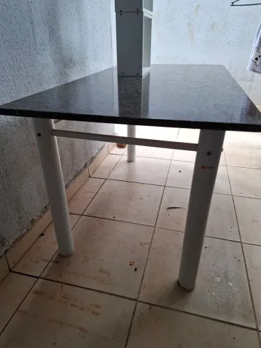 MESA DE 1,5 POR 0,80CM TAMPO DE PEDRA E BASE DE FERRO