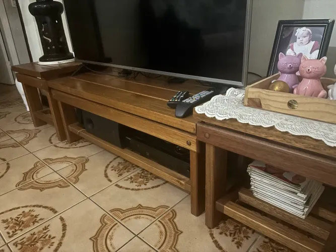 Conjunto de uma mesa e duas mesinhas em madeira maciça