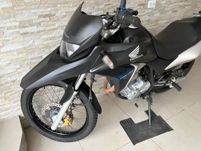 Vendo XRE 300 Baixo KM muito nova