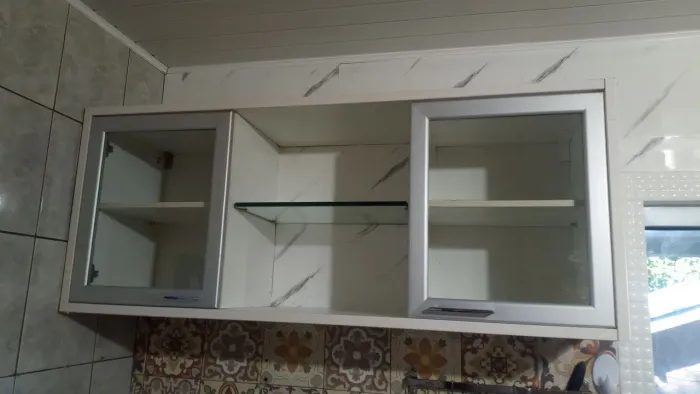 Armário aéreo com portas de vidro em MDF