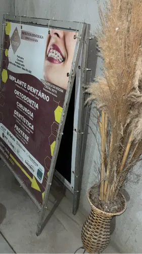 Cavalete em metal para placa de anúncio 