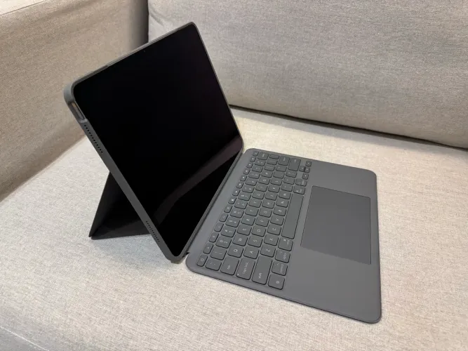 iPad Air 13 polegadas M3 512gb com teclado Logitech combo touch