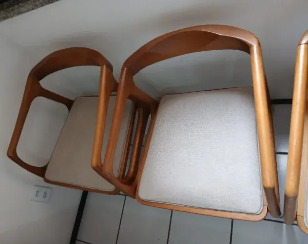 Conjunto 4 Cadeiras de Madeira Maciça e Linho (Alto Padrão). Charme e conforto!