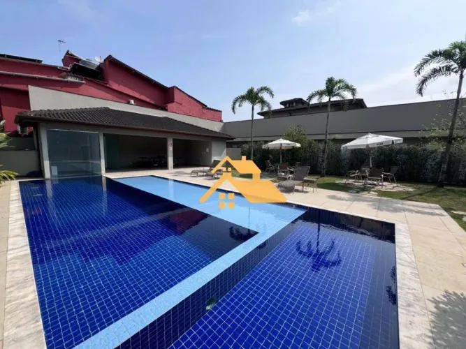 Locação Anual em Juquehy: Casa em Condomínio com 4 Suítes, Piscina Privativa, Suíte no Tér