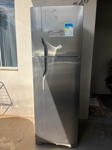 Vendo Geladeira Electrolux Frost Free DFX41 371L