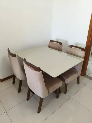 Mesa de Jantar com 4 Cadeiras Estofadas Bege