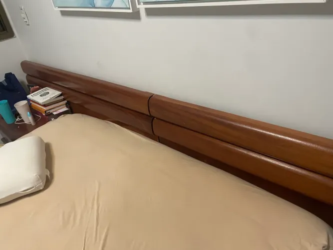 Móveis antigos - Cama e colchão em mogno maciço c/4 gavetões e 2 escrivaninhas 3 gavetas