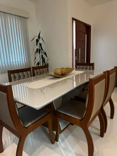 Vendo mesa de jantar novíssima 