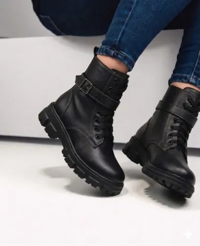Bota Couro Sintético com Fivela Removível - R$ 160