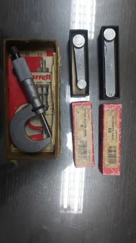 Micrômetro Starrett com calibradores e estojo