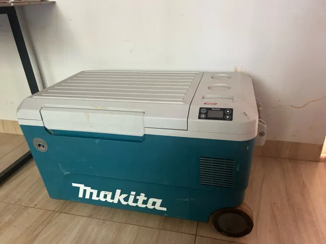 Caixa Térmica Makita com Compressor - Geladeira Portátil - Rodinhas
