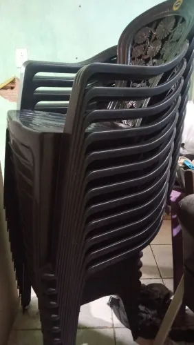 Vendo 3jogos de mesa e cadeira de plástico novo