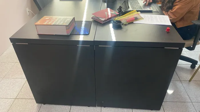 Vendo 2 Mesas e 1 Armário na Cor Preta - Excelente Estado de Conservação