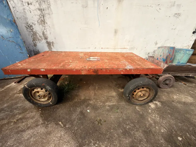 Carrinho Plataforma de Aço Reforçado - Precisa Trocar os pneus .