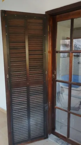 Porta de Madeira com Veneziana e Vidro