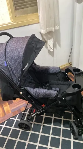 Carrinho com bebê conforto