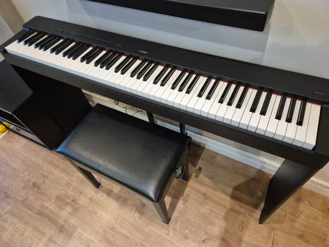 Piano Digital Yamaha P225 Com Estante, Pedal Triplo e Banqueta