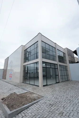 Loja/Ponto Comercial Espetacular com 533m² - Fachada de Vidro - Próximo ao Mercado