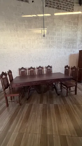 Conjunto Buffet com oratório e mesa com 8 cadeiras em sucupira