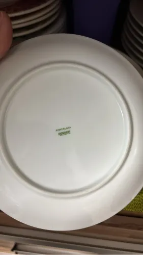 Pratos de porcelana