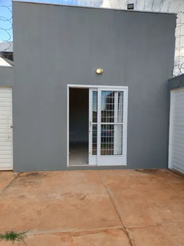 Alugo salão 25 metros quadrados e banheiro