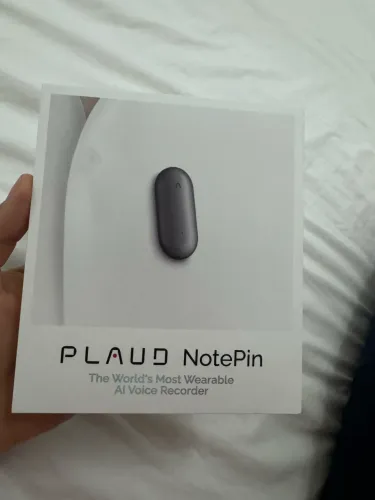 Plaud notePin na caixa