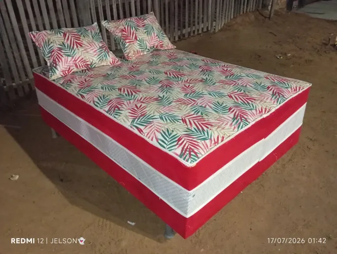 Cama box casal de molas, com travesseiros