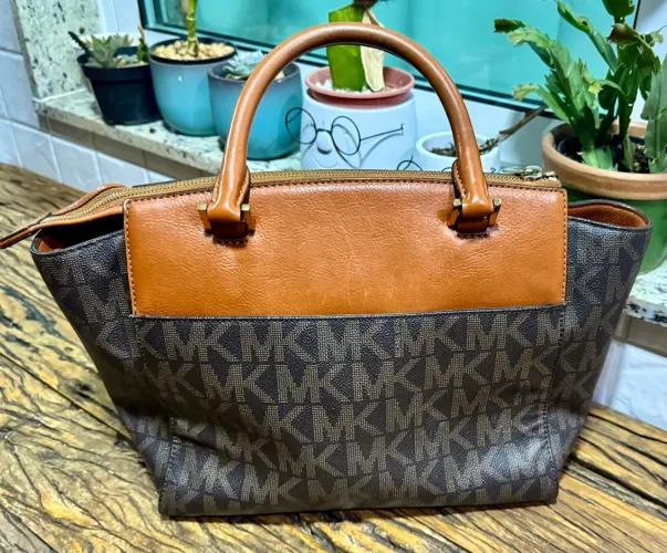 bolsa satchel grande Michael Kors Signature Hudson marrom e bege 