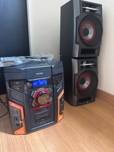 Philips com USB, MP3/WMA e caixas acústicas originais