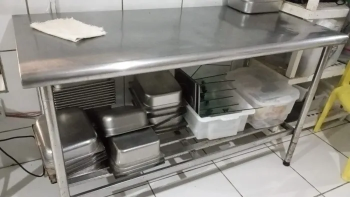 VENDO MESA PARA COZINHA INDUSTRIAL INOX GRANDE