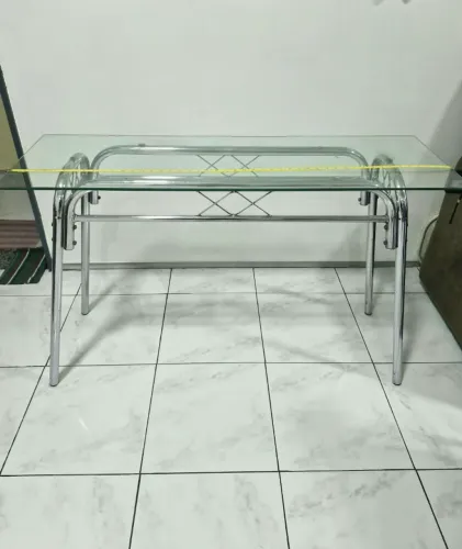 Mesa com tampo de vidro