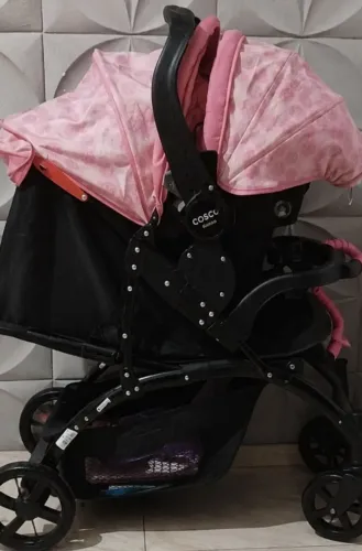 Carrinho de bebê com cadeirinha (Cosco) 
