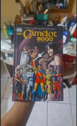 CAMELOT 3000 HQ CAPA DURA PANINI DC COMICS - EXCELENTE ESTADO DE CONSERVAÇÃO